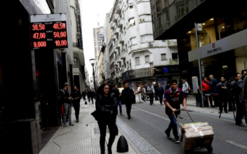 Argentina Hikes Interest Rate to 60 Percent, Peso Plunges