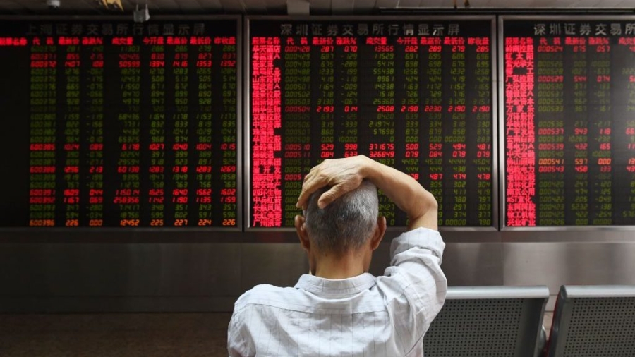 Global Investors Flee Chinese Stocks at Fastest Pace Since 2015