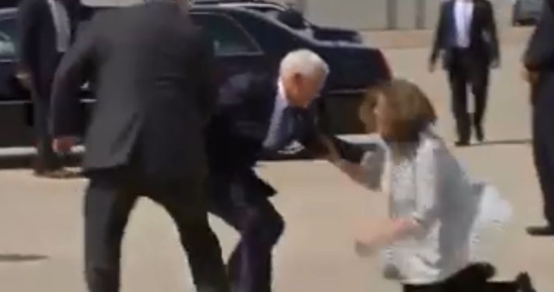 Pence Helps Congressman’s Wife After She Falls Getting Off Air Force Two