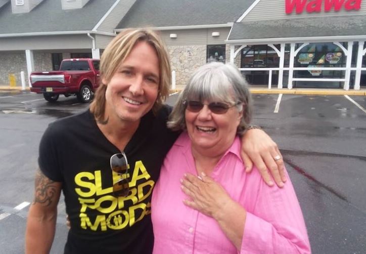 Woman Buys Coffee for Man Short on Cash, Realizes It’s Country Star Keith Urban