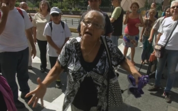 Venezuelan Pensioners Take to the Streets to Demand Payment