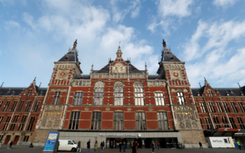 Amsterdam Knife Attack: Jihadist Shot in Just Nine Seconds