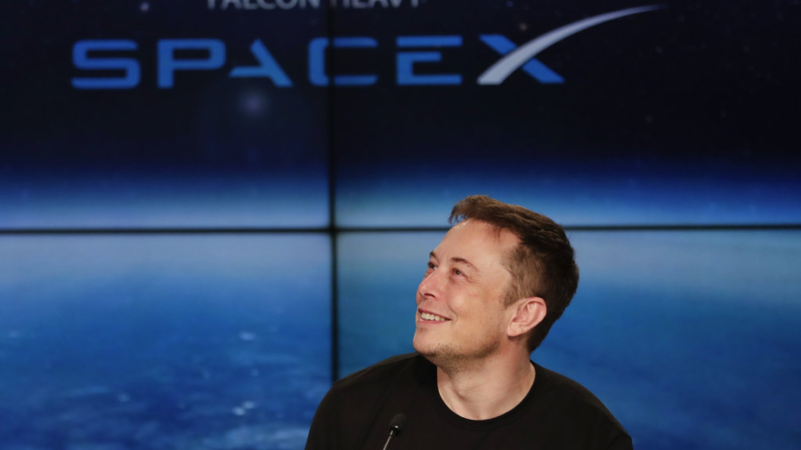 SpaceX Changes Plans to Send Tourists Around the Moon