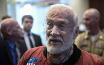 Aldrin Takes Swipe at ‘First Man’ Movie for Omitting Planting of US Flag on Moon