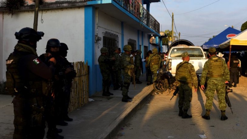 Mexican Marines Arrest and Disarm Acapulco Police Over Drug Ties | NTD