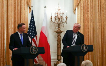 US to Consider Putting Military Base in Poland, Trump Tells Polish President
