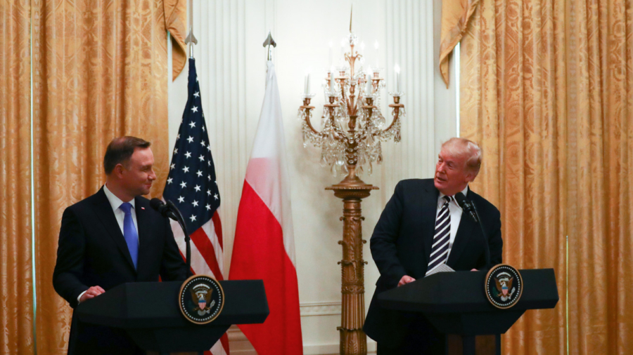 US to Consider Putting Military Base in Poland, Trump Tells Polish President