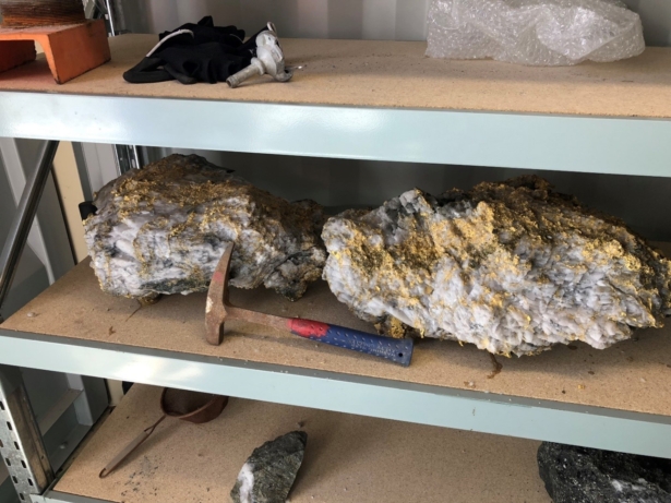 The largest and second largest gold-encrusted rocks discovered at the Beta Hunt mine in Australia at the start of September 2018. (CNW Group/RNC Minerals)