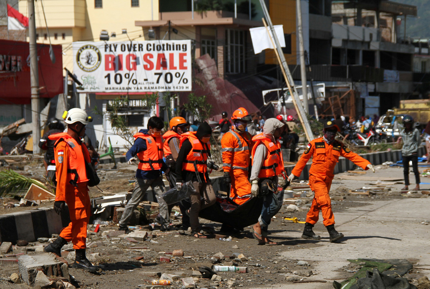 A search and rescue team evacuates a body recovered in Talise Beach, following an earthquake and tsunami in Palu, Central Sulawesi. (Antara Foto/Muhammad Adimaja/Reuters)