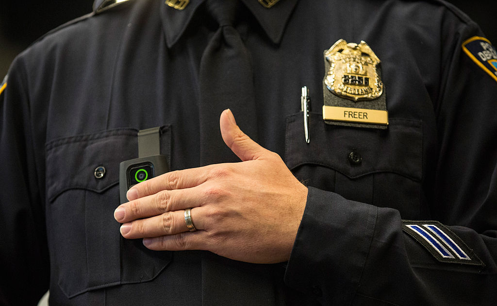 DOJ to Require Federal Officers to Wear Body Cameras for Search and Arrest Warrants NTD