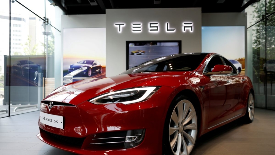 Self-Driving Tesla Allegedly Hits Robot, People Claim Viral Video Is a PR Stunt