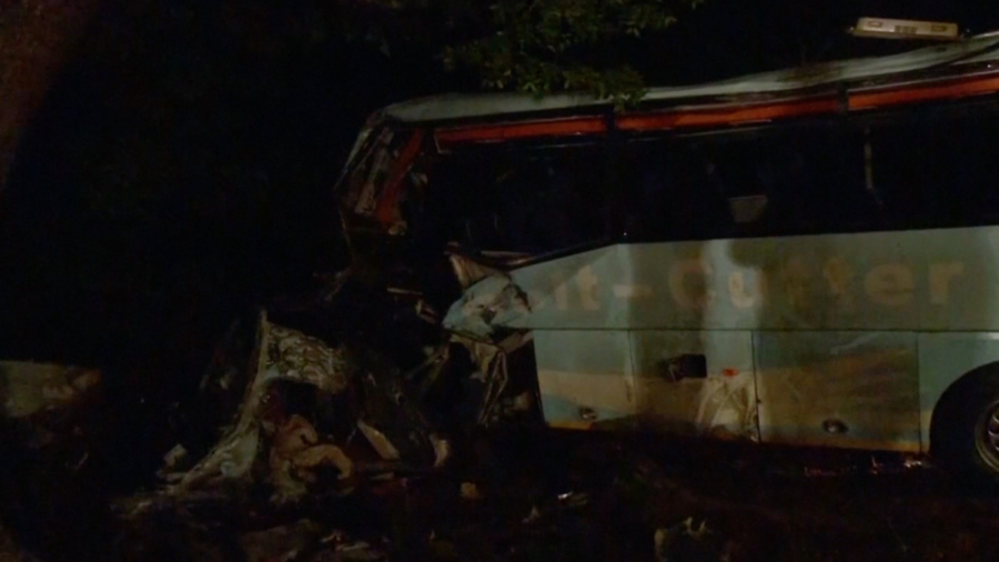 Head on Collision Between 2 Buses Kills 47 in Zimbabwe | NTD