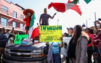 Mexicans Protest Migrant Caravan ‘Invasion’