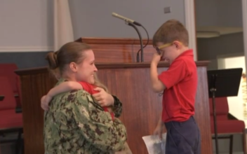 Soldier Mom Surprises Her Two Kids