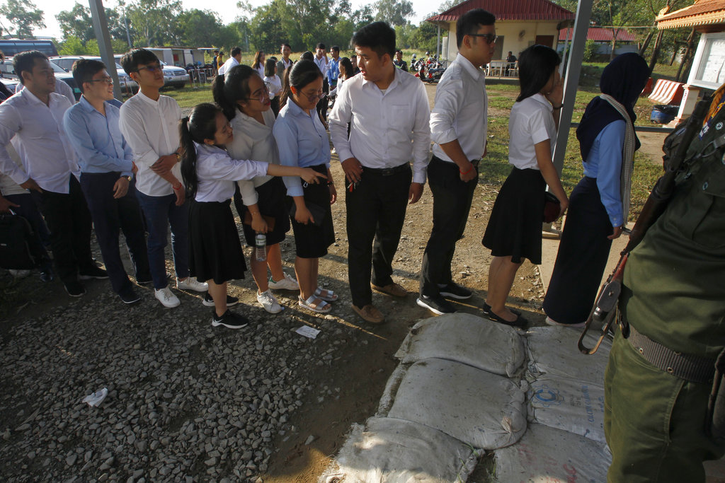 Cambodian students enter into the courtroom before the hearings against two former Khmer Rouge senior leaders, at the U.N.-backed war crimes tribunal on the outskirts of Phnom Penh, Cambodia, on Nov. 16, 2018. (AP Photo/Heng Sinith)