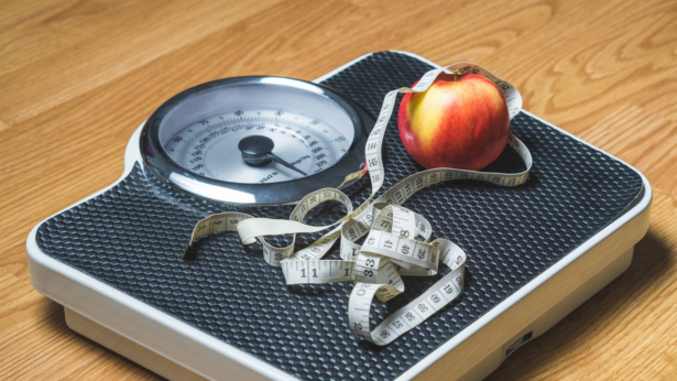 A scale with an apple and measuring tape. (TeroVesalaine/Pixabay)