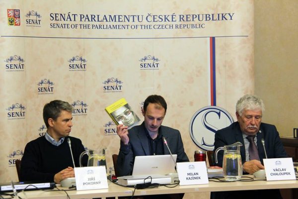 (L-R): Jiří Pokorný from the Falun Gong Association of the Czech Republic; Editor-in-chief of the Czech office of the Epoch Times Milan Kajínek; Senator Václav Chaloupek. (Jiří Chlebníkek/The Epoch Times)