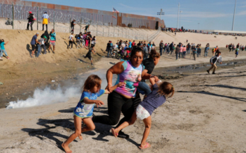Honduran Woman Pulling Children Away From Tear Gas Has Crossed the Border