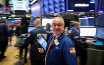 Stocks Dip Ahead of Fed News; Oil Prices Drop