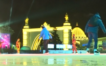 Moscow Ice Rink Opens Among City’s Landmarks