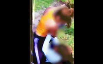 Video: Florida Mother Coaches Her Teenage Daughter as She Fights Another Teen