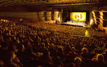 Shen Yun Performing Arts Marks Paris Anniversary