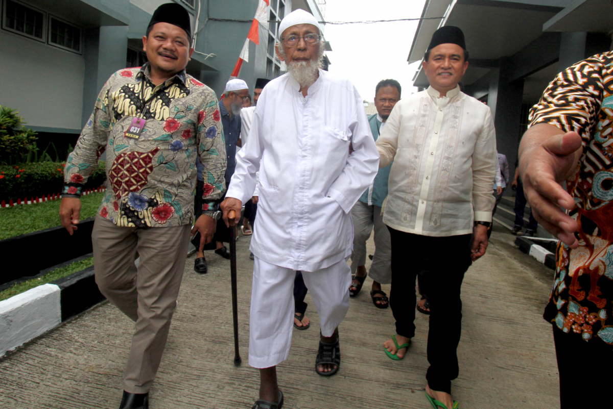 Abu Bakar Bashir (C), the alleged mastermind of the 2002 Bali bombings, walks as he is visited by Yusril Ihza Mahendra (R), who is the lawyer of Indonesia's presidential candidate Joko Widodo, at Gunung Sindur prison in Bogor, Indonesia, Jan. 18, 2019. (Antara Foto/Yulius Satria Wijaya/via Reuters)