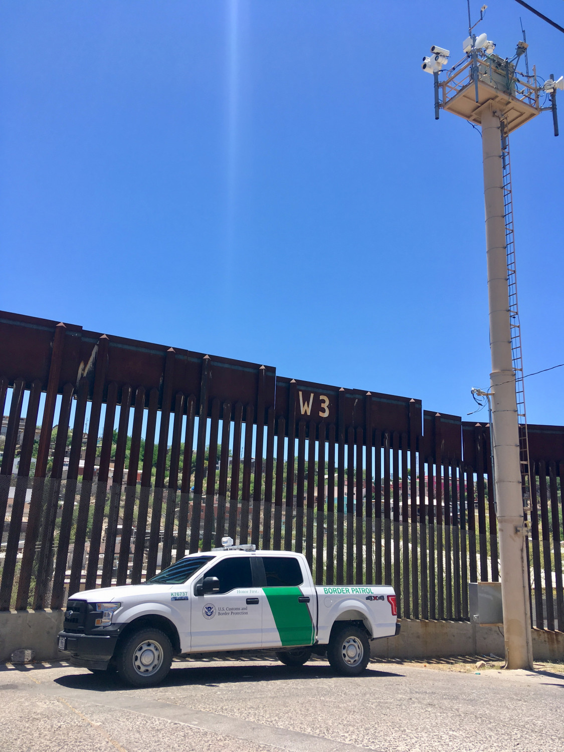 A Border Patrol truck sits next to the fence at the U.S.–Mexico border in Nogales, Ariz., on May 23, 2018. (Samira Bouaou/The Epoch Times)