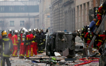 Gas Explosion Rocks Central Paris Shopping District, 9 Injured