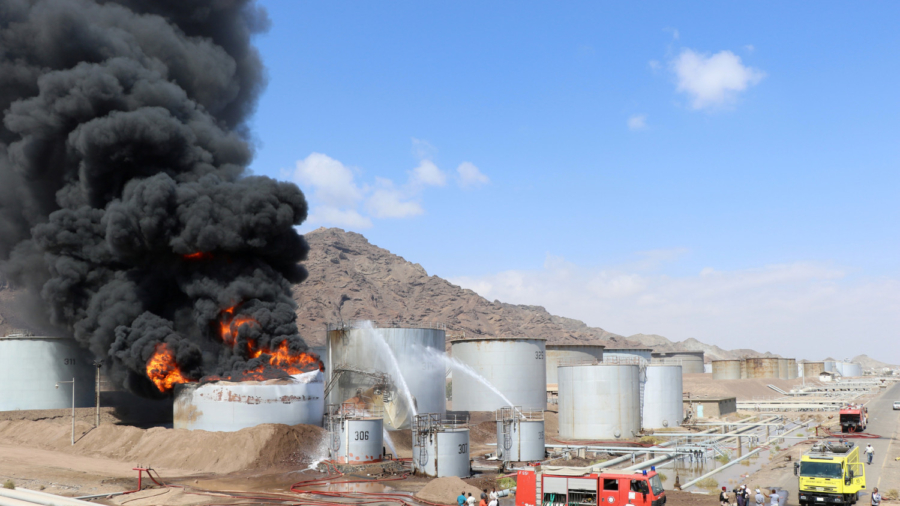 Blast Rocks South African Oil Refinery, 7 Injured