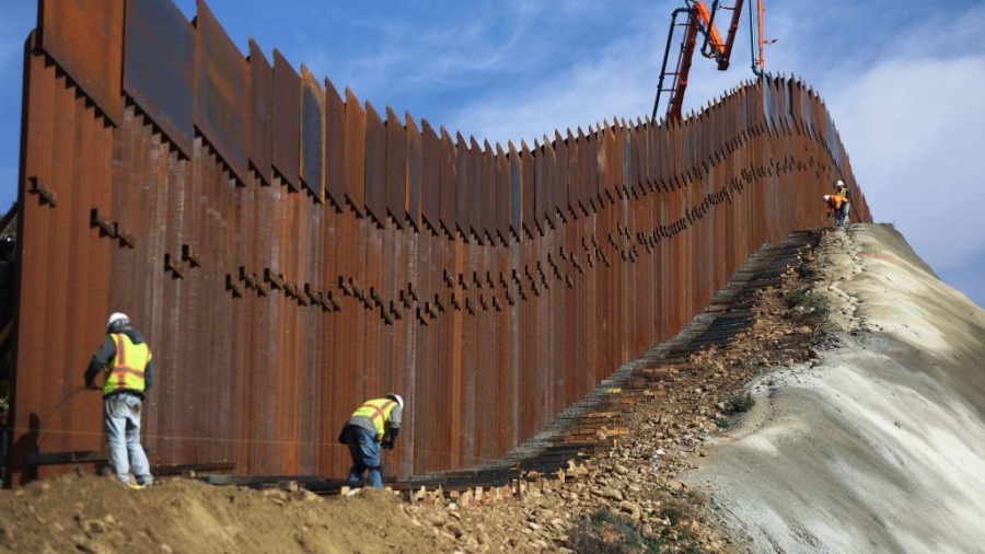 Caught on Camera: Migrants Scale Border Wall