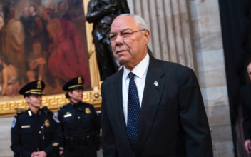 Man Who Lost Leg in Afghanistan Helps Colin Powell With Flat