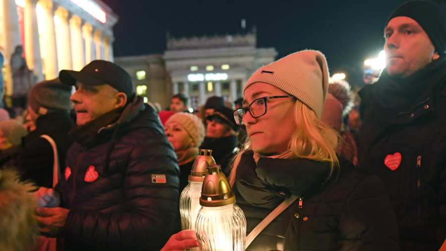Thousands Gather Across Poland to Mourn Stabbed Mayor