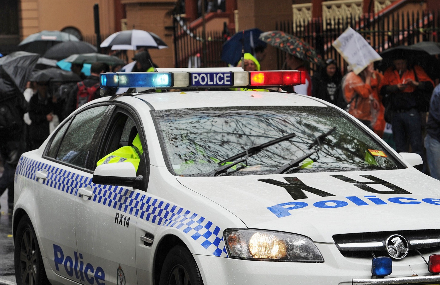 Man Wields Chainsaw on Melbourne Street, Causes School Lockdown