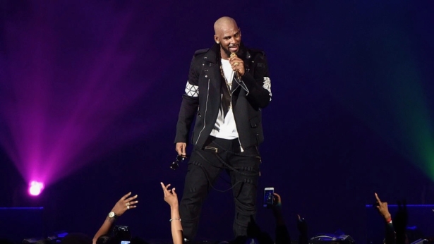 R. Kelly performs during The Buffet Tour at Allstate Arena in Chicago, Illinois on May 7, 2016. (Daniel Boczarski/Getty Images)
