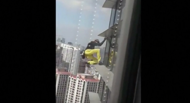 Alain Robert climbs the GT Tower in Manilla, captured on video by people inside the building, on Jan. 29, 2019. (Screenshot/Reuters)