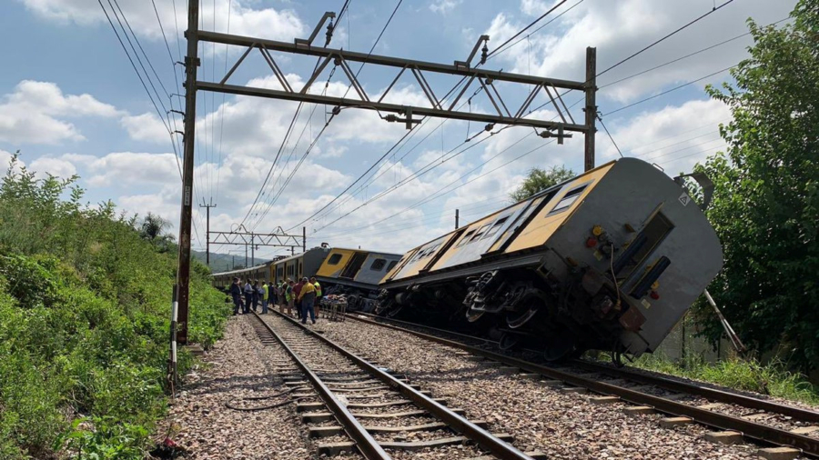 Three Killed, Hundreds Injured in South Africa Train Collision