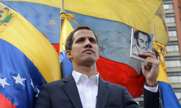 US Calls on World to ‘Pick a Side’ on Venezuela; Europeans Set to Recognize Guaido
