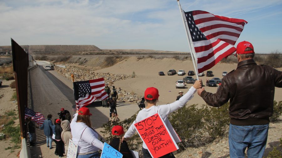 Supporters of Border-Security Form ‘Human Wall’ Along US-Mexico Border