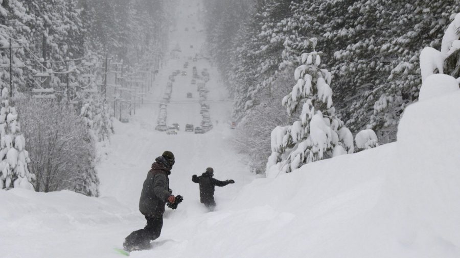 Snow Too Thick to Plow Keeps Skiers From California Resorts