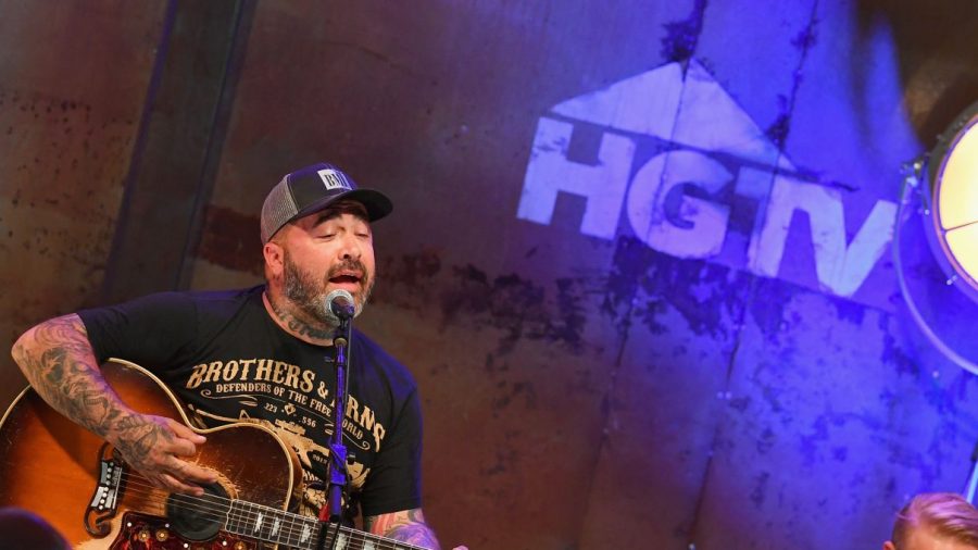 Singer Aaron Lewis Cuts Show Short, Says He Doesn’t Speak Spanish Because He’s American
