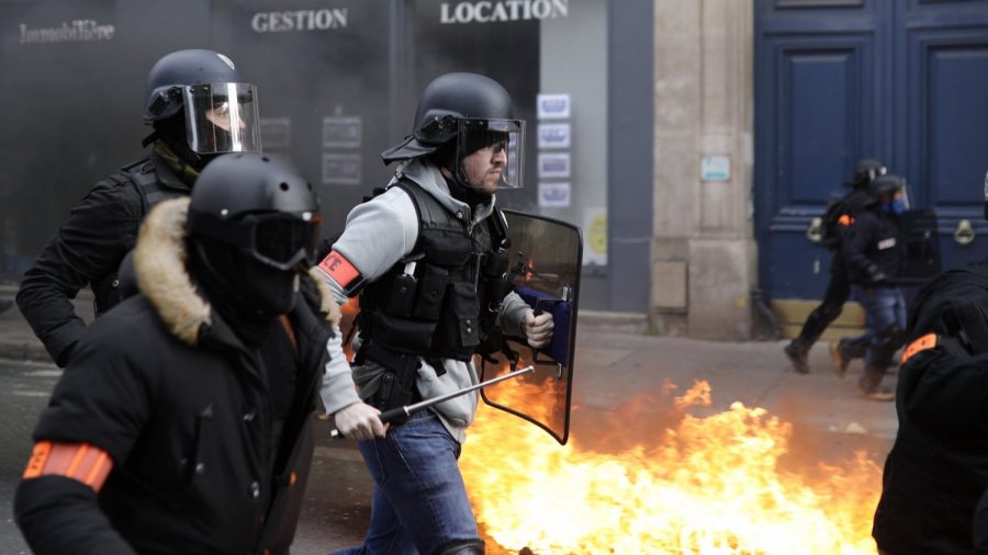 French Yellow Vest Anti-Government Protests Turn Violent in Paris