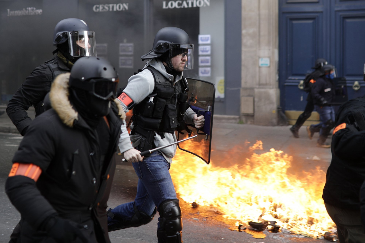 French Yellow Vest Anti-Government Protests Turn Violent in Paris
