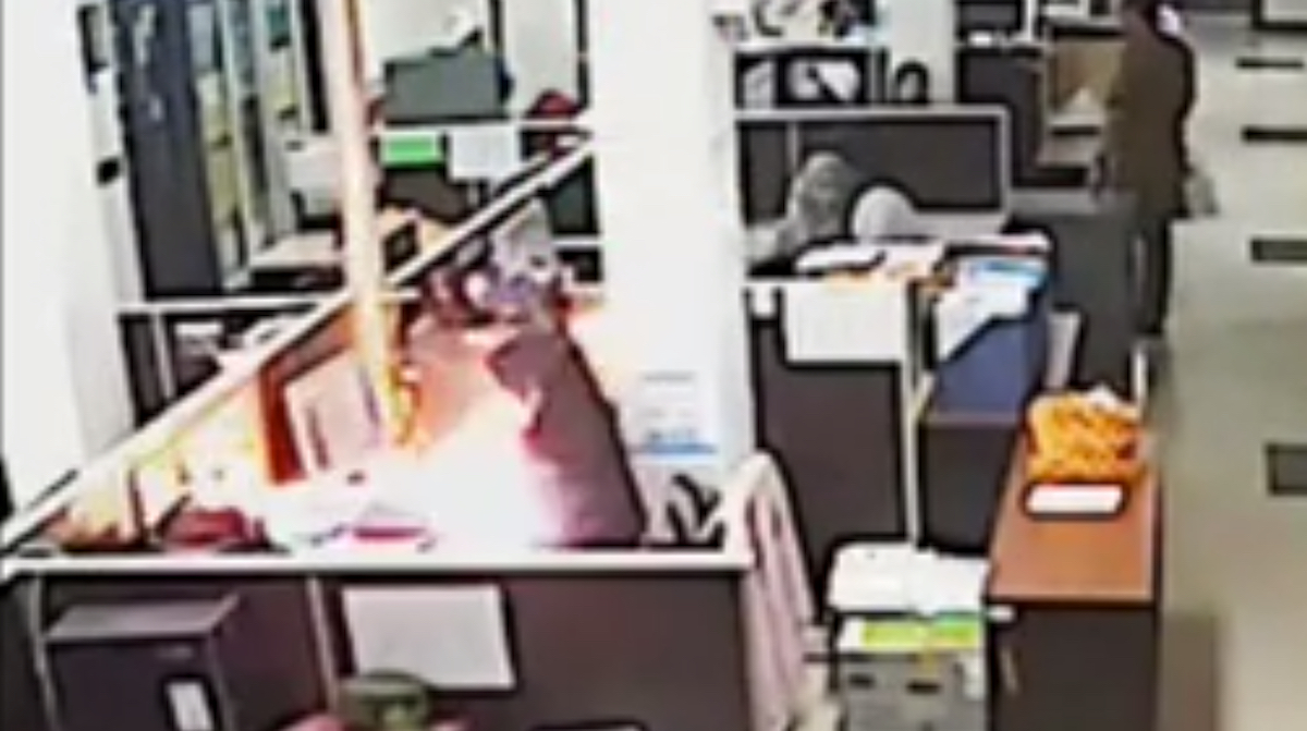 Office CCTV Catches Moment Smartphone Explodes in Woman’s Face | NTD