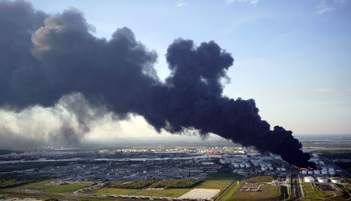 A plume of smoke rises from a petrochemical fire at the Intercontinental Terminals Company in Deer Park, Texas, on March 18, 2019. (David J. Phillip/AP Photo)