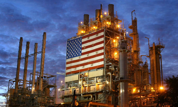 The Wilmington ARCO refinery is seen before dawn Dec. 19, 2003, in Los Angeles. (David McNew/Getty Images)