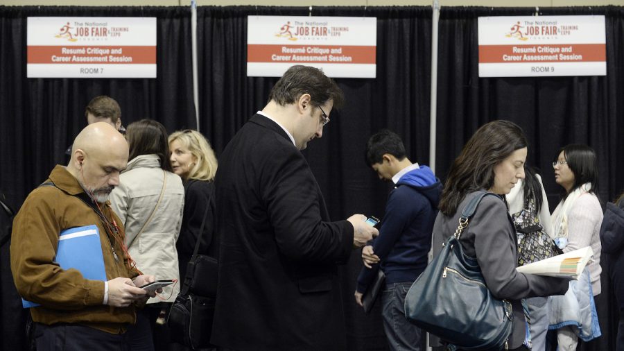 Canada Sheds 7,200 Jobs in March, First Decline in Seven Months