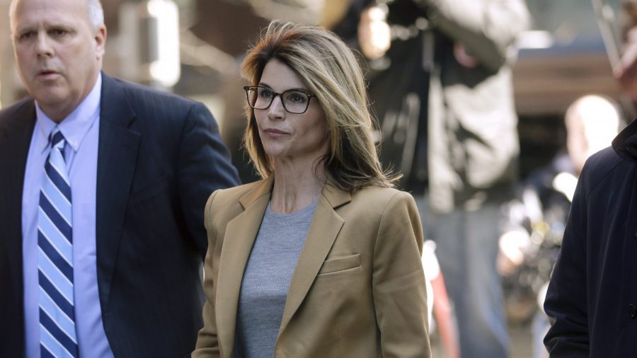 Lori Loughlin and Mossimo Giannulli Are ‘Not Ready’ to Make a Plea in College Admissions Scandal