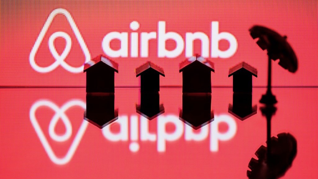 Airbnb to House 100,000 Ukraine Refugees