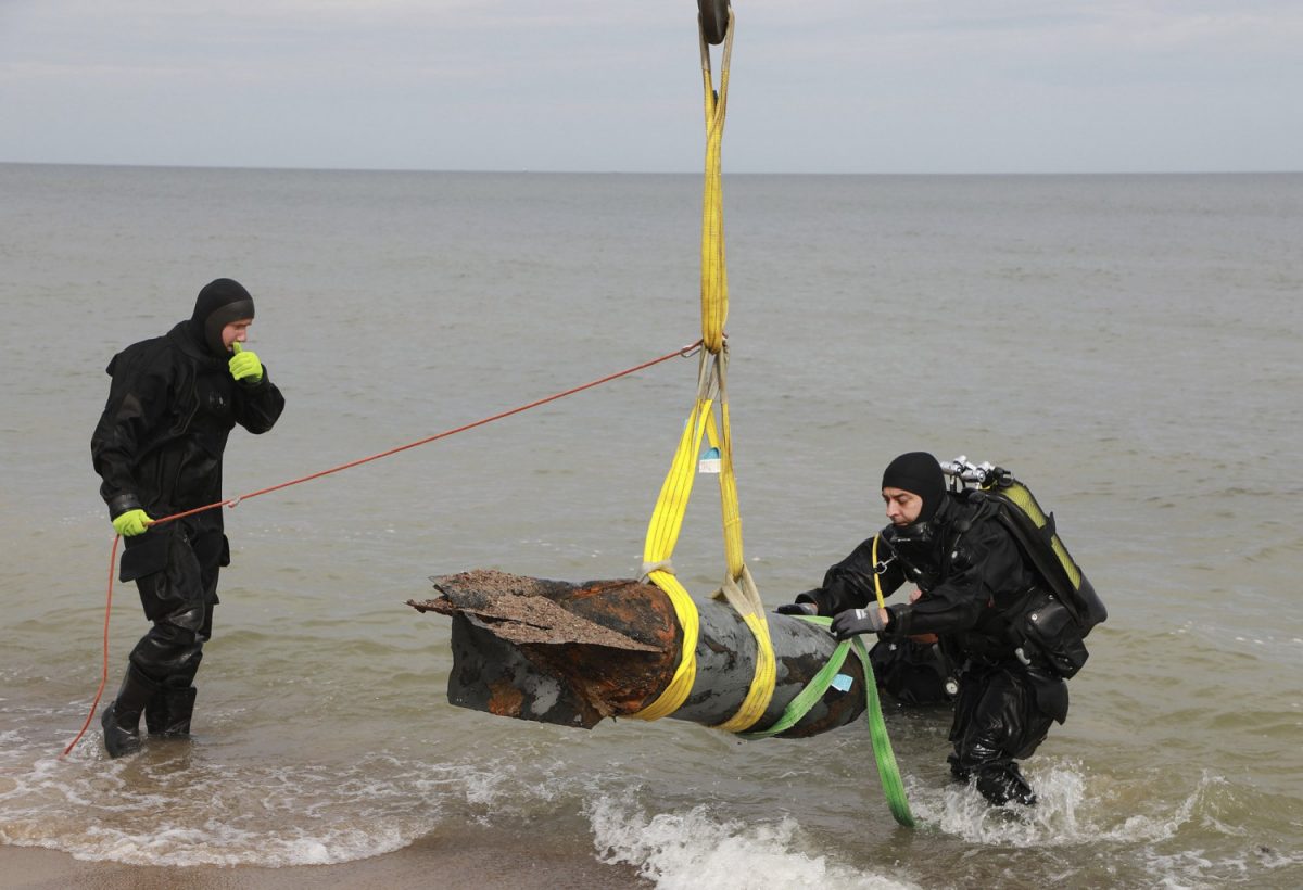 Polish navy experts in explosives are retrieving 3 World War II-era bombs from the Baltic Sea bed in the vacation resort of Kolobrzeg, Poland, on Aug. 13, 2018. (Sekcja Prasowa 8.Flotylla Obrony Wybrzeża/AP photo)
